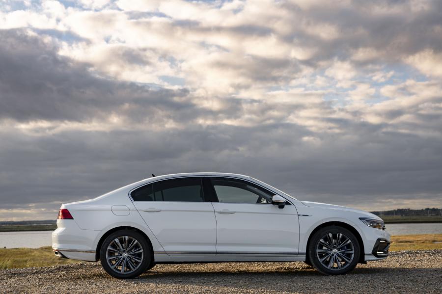  Volkswagen Passat GTE (B8) 2019 года  (UK) (фото 16 из 26)